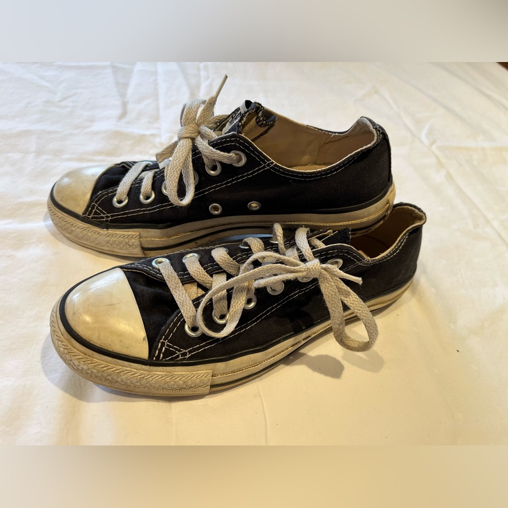 Black low top converse, size 7 women’s.